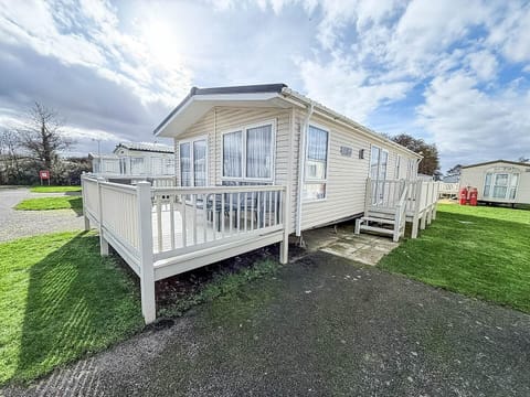 Designed for both convenience and connection, this warm and welcoming space lets you cook, dine, and socialise with your guests with ease, allowing you to plan your Hunstanton adventures whilst cooking your holiday favourites.