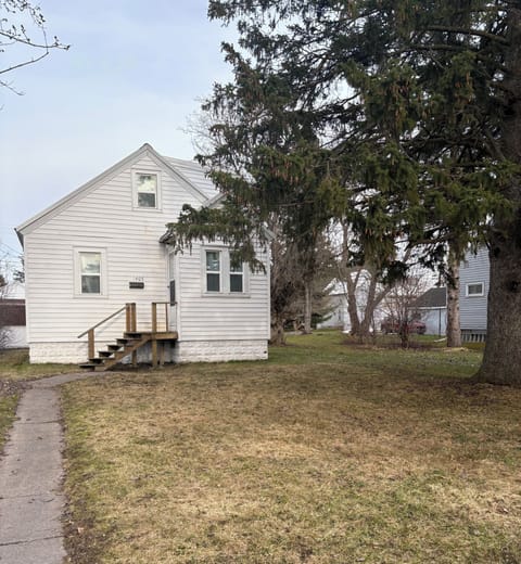 View of the front of the home. Please use the rear door and drive.