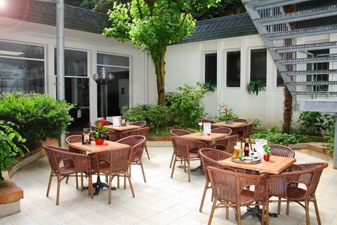 Alfresco dining