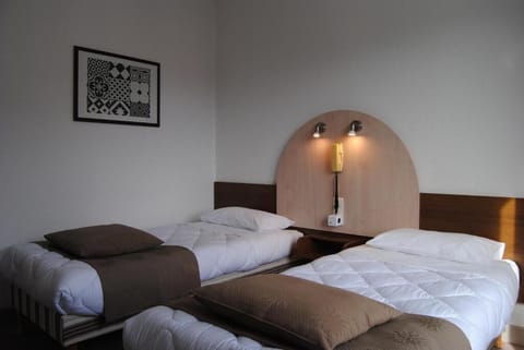 1 Double bed and 2 Twin beds
