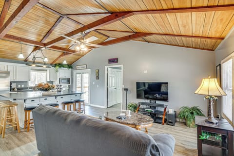 Living Room | Smart TV | Free WiFi | Single-Story Home