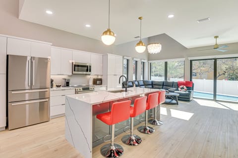 Kitchen | Main Level | Keurig Coffee Maker | Dishwasher | Cooking Basics