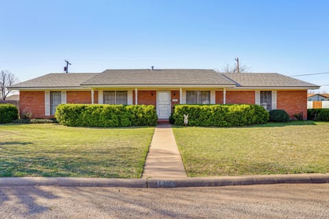 Stamford Vacation Rental | 3BR | 2BA | 1,700 Sq Ft | 1 Step to Enter