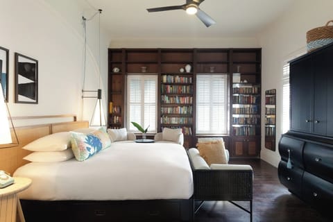 Unit with King bed. Exact unit will be assigned upon arrival. Views, colors, and decor may vary.