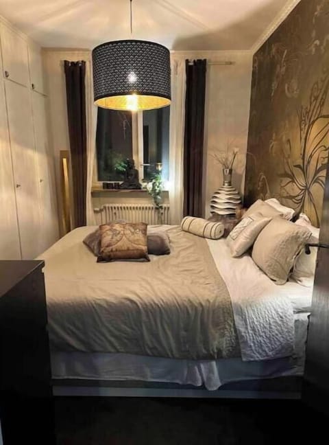 Bedroom Kingsize bed