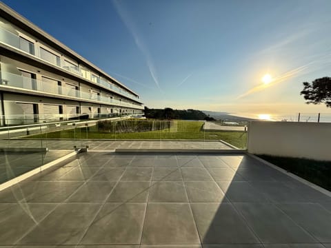 Flat on the Portuguese Silver Coast, 2 bedrooms, sea view, shared pool. Easy access to Nazaré beach. Ideal for a memorable holiday. SCH