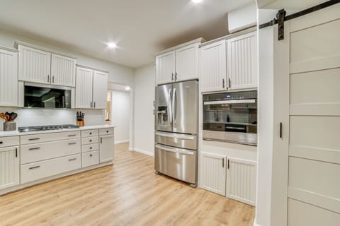 Kitchen | 1st Floor | Dual Drip/Keurig Coffee Maker