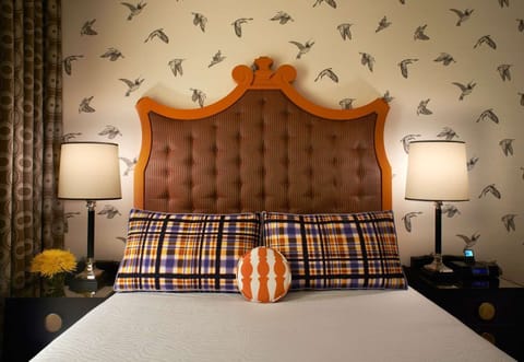 Unit with 1 King size bed. Exact unit will be assigned upon arrival. Views, colors and decor may vary.