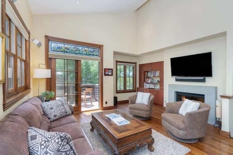 Living room: Main floor, gas fireplace, Smart TV, Sonos sound system, seating for 5