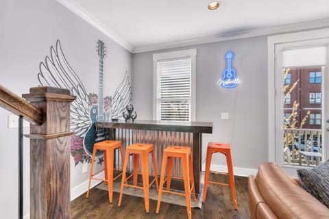 Experience Nashville in this stylish vacation rental with a chic bar, perfect for cocktails with friends. Ideal for bachelorette parties or corporate retreats, it combines luxury and fun with city views and the charm of Music City!