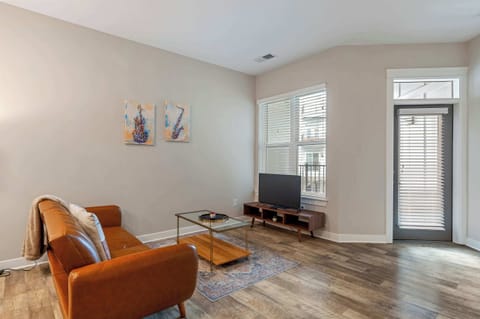 CozySuites - Penrose On Mass with pool and parking #6
