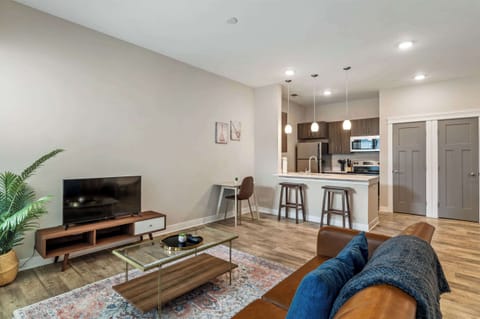 CozySuites - Penrose on Mass w/ pool & parking #9
