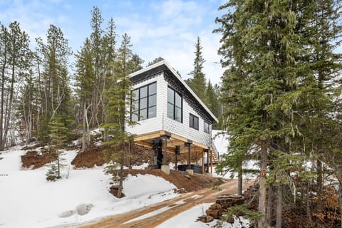 Escape to Reflection Ridge, a secluded yet conveniently located retreat in the heart of the Black Hills.