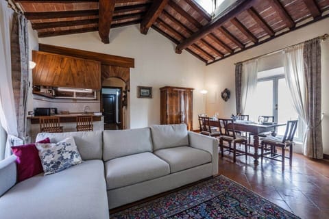 Immagina di essere avvolto dal comfort del divano, con la luce soffusa che entra dalle finestre e un film in 4K che prende vita sulla maestosa TV Cinema da 85 pollici, mentre ogni dettaglio del salotto ti fa sentire in un luogo speciale e unico.