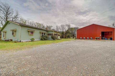 Atoka Vacation Rental | 3BR | 2BA | 3,000 Sq Ft | Step-Free Entry