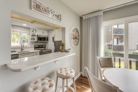 Dining Area | Dishware/Flatware Provided