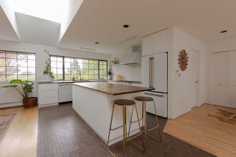 Large kitchen island with plenty of space for cooking or hanging out.