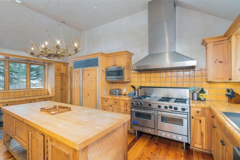 Kitchen: Main floor, Sub-Zero fridge, Viking oven, blender, drip coffee maker, cooking utensils