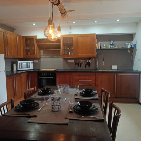 Fully fitted kitchen including dishwasher