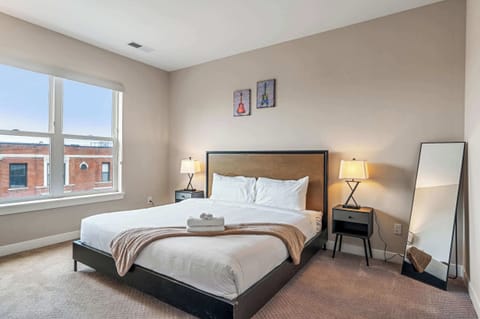 CozySuites - Penrose on Mass w/ pool & parking #13