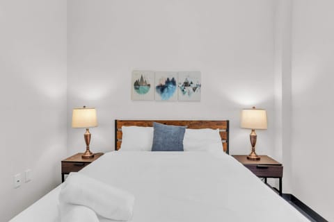Trendy 1BR/1BA Downtown Pitts 