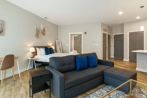 CozySuites - Penrose On Mass with pool and parking #6