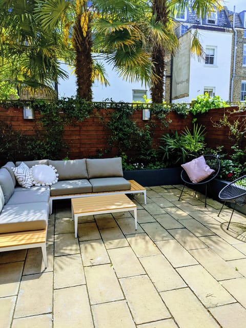Outdoor garden with 3 burner BBQ