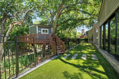 Secret Treehouse Bungalow!! Joyful surprise extra bedroom!