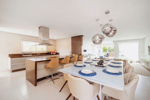 Kitchen or kitchenette,Dining area