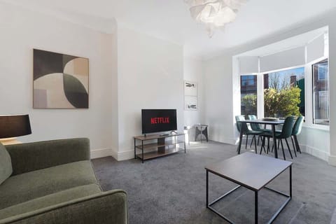 Cosy living room equipped with a SMART TV with Netflix and a comfortable sofa to sit down and relax. 