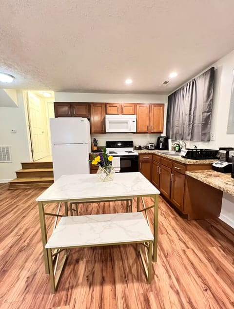 Table with 2 benches for 4 people