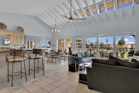 Relaxing living space w/open floor plan, high ceilings & comfy seating.