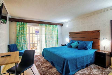 King bed with direct balcony access!