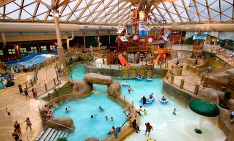 ☀ Camelback Mountain Resort (8 miles) – Skiing, snowboarding, and Camelback Waterpark