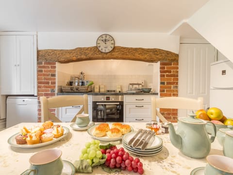 The well-equipped fitted kitchen with breakfast table