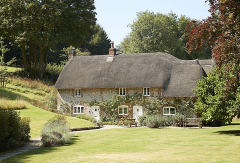 Magna Cottage, a 300 year old detached thatched, flint property