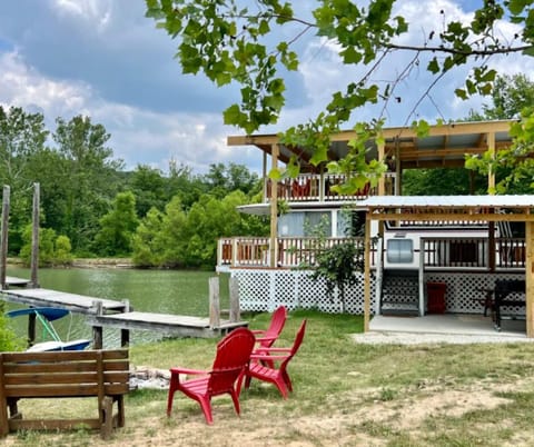 Welcome to the Happy Dayz Houseboat