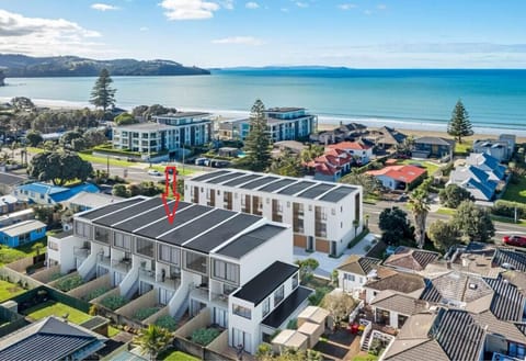 The house is just 5-minute walk away from Orewa beach, making it ideal for easy long strolls along the shore.