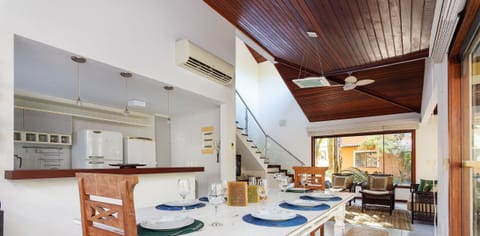 Food and drinks,Kitchen or kitchenette,Family,Dinner,Dining area