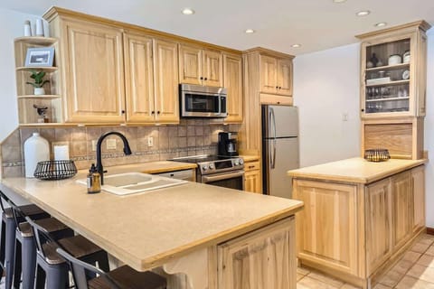 Great full kitchen for home cooking in between runs!