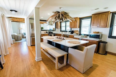 spacious table great for large groups 