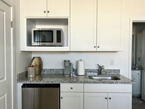 Kitchenette with microwave and mini fridge