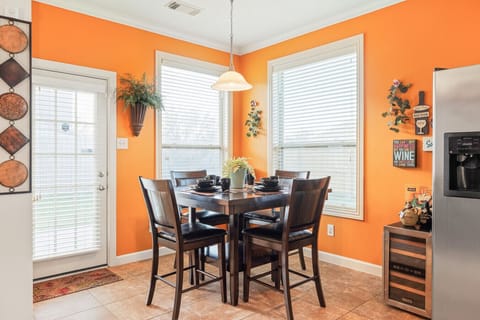 Warm and inviting: a dining area with a touch of elegance and comfort.