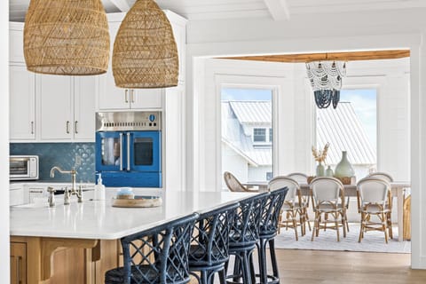 XL CENTER ISLAND AND DINING