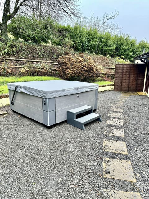 c7fc7332-d30a-4243-b2a3-51c8853fd6b5