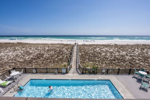 Balcony facing South / pool