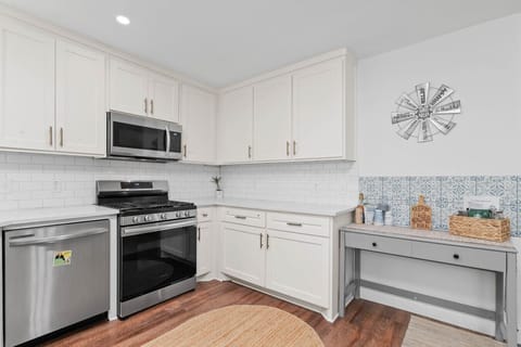 Cooking feels like a breeze in this spacious kitchen designed for both functionality and warmth.✨