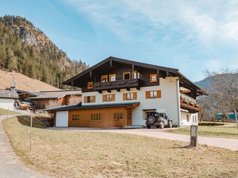 House, Home, Roof, Cottage, Mountain Range, Estate, Valley, Village, Mountain Village, Farmhouse