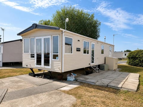 Start planning your perfect dog-friendly escape with 2cHolidays at this 3 berth caravan located on Steeple Bay Holiday Park,