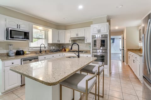 Kitchen | Keurig/Drip Coffee Maker | Gas Stove | Cooking Basics